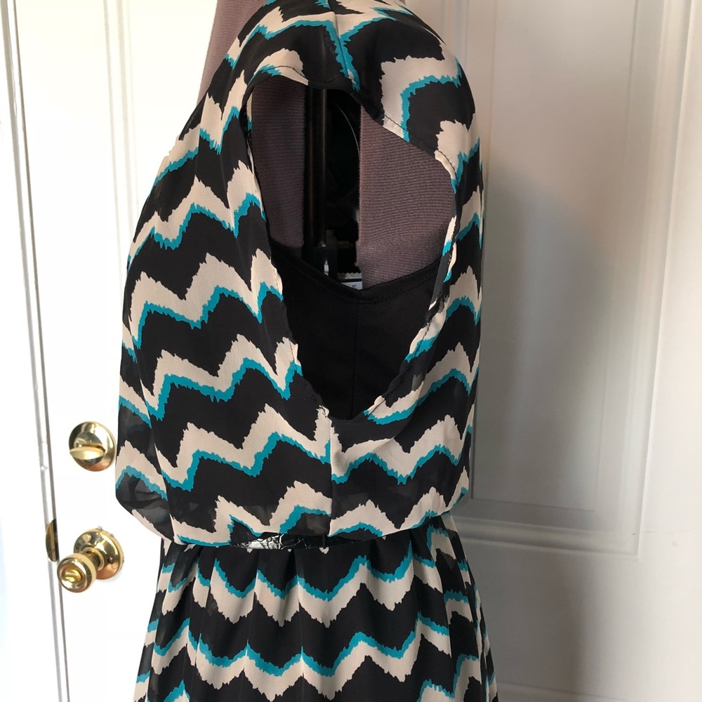 LILY ROSE • CHEVRON PRINT DRESS - Picture 4 of 8